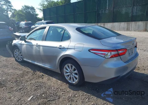 2018 Toyota Camry Le z USA, uszkodzony, nr VIN 4T1B11HK0JU145014